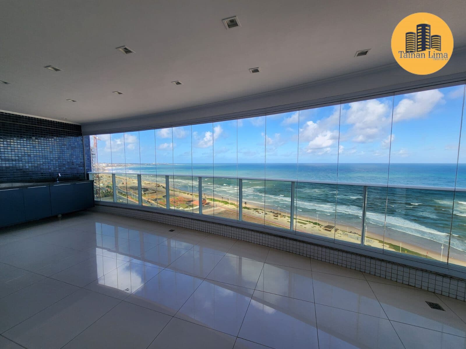 Apartamento Frente mar, no Hemispher 360, planta com 4 suites, decorado, na melhor prumada.