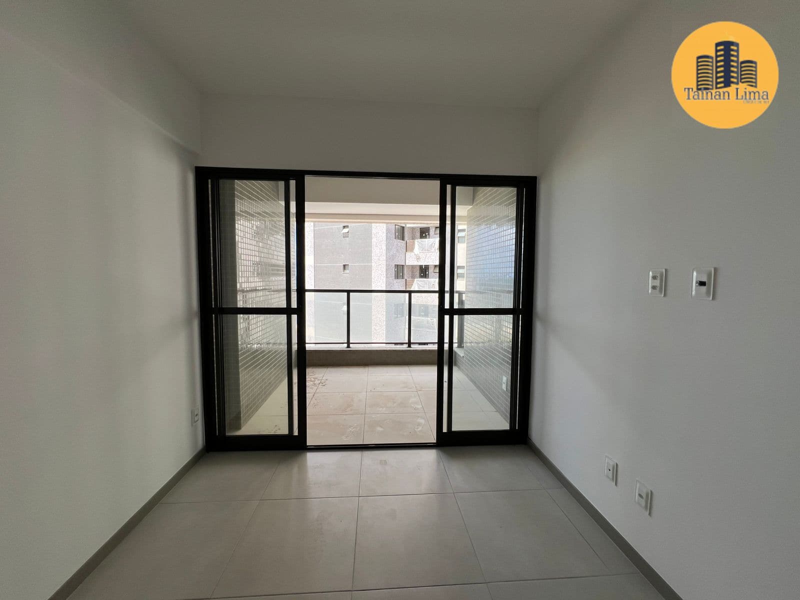 Apartamento em Jaguaribe, frente mar, prédio novo, com 1 quarto, e vaga privativa