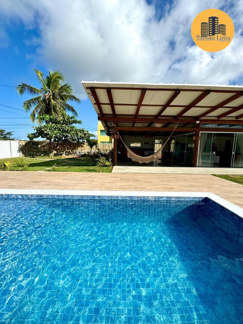 Casa Alto Padrão no condominio Aguas de sauipe, finamente decorada, com 3 amplas suites, proximo a praia, porteira fechada