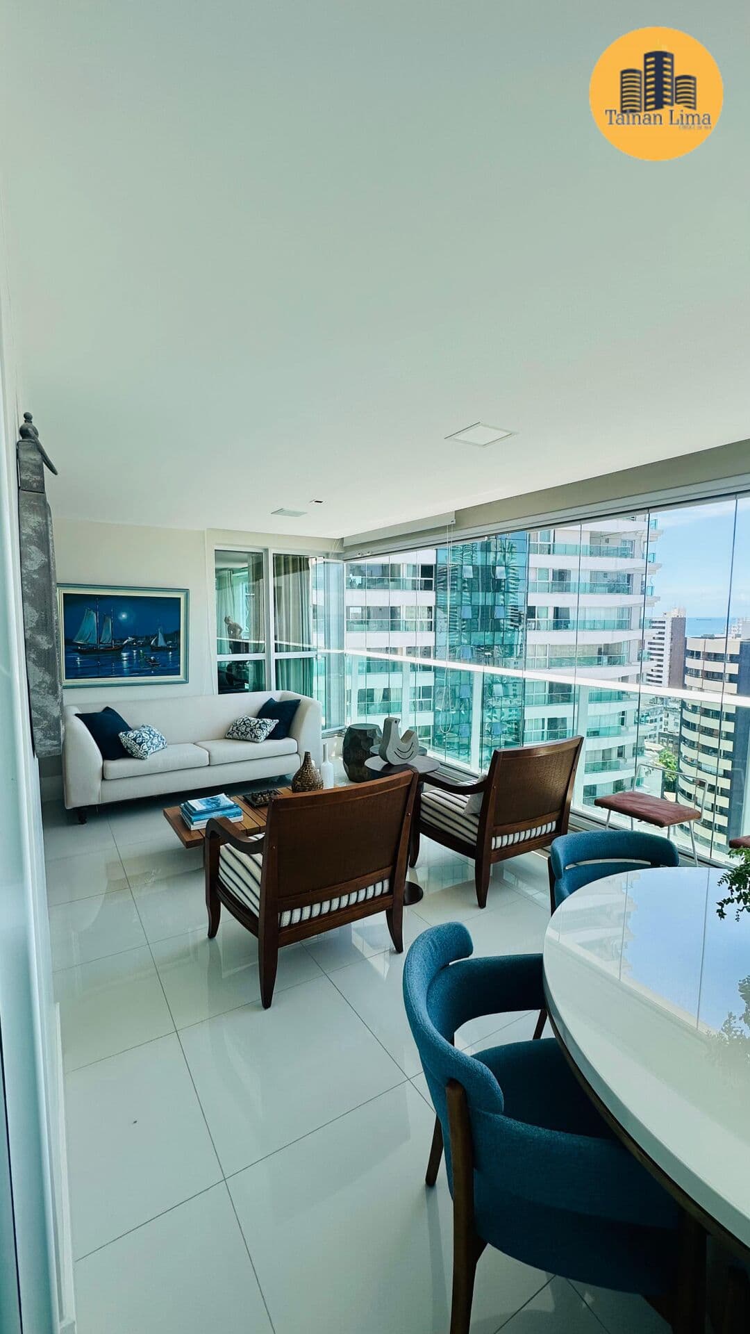 Apartamento todo decorado com 3 suítes, sendo a master com closet, planta com 187m², 3 vagas cobertas.