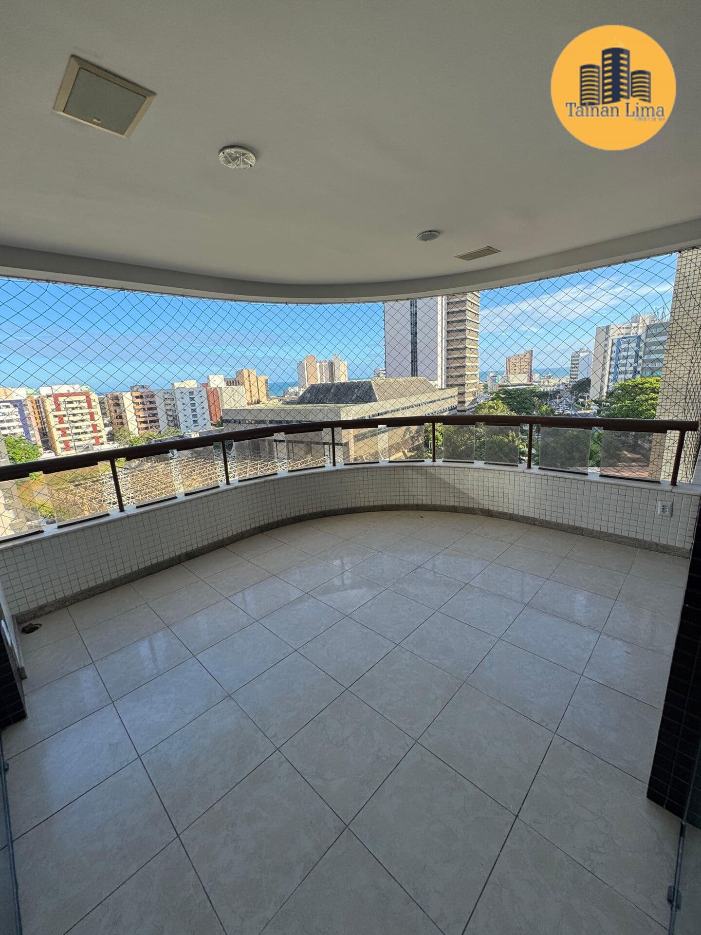Apartamento no Pituba Ville, com 4 quartos, sendo 3 suites, bem amplo, ventilado, com móveis planejados