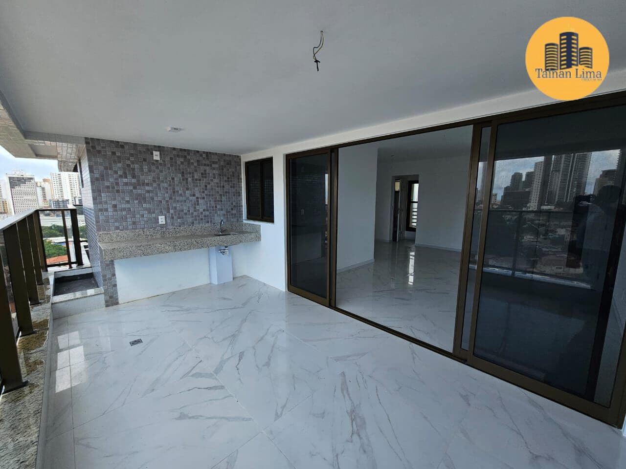 Apartamento Alto Padrão no Caminho das Arvores, com 3 suites, área de lazer completa, andar alto.