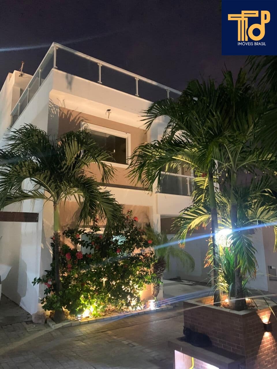 Casa Triplex Condomínio | 5/4, Sendo 4 Suítes | 3 Vagas de Garagem | 213 m² de Área Construída | Terraço de 70m² | Recém Reformado com Piso Porcelanato em toda Casa!