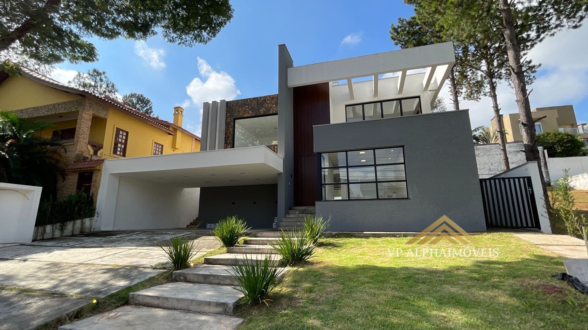 CASA NOVINHA SEMI TERREA