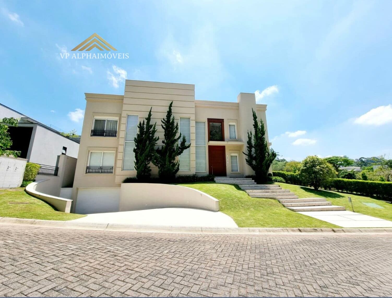 CASA EM FRENTE AO CLUBE