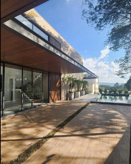 CASA NOVA DE ESQUINA MOBILIADA