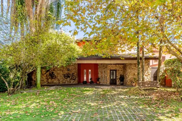 Casa em terreno de esquina e cercada por área verde