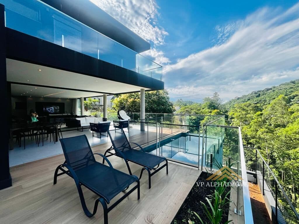 CASA com privacidade total c/ FUNDO P/ MATA