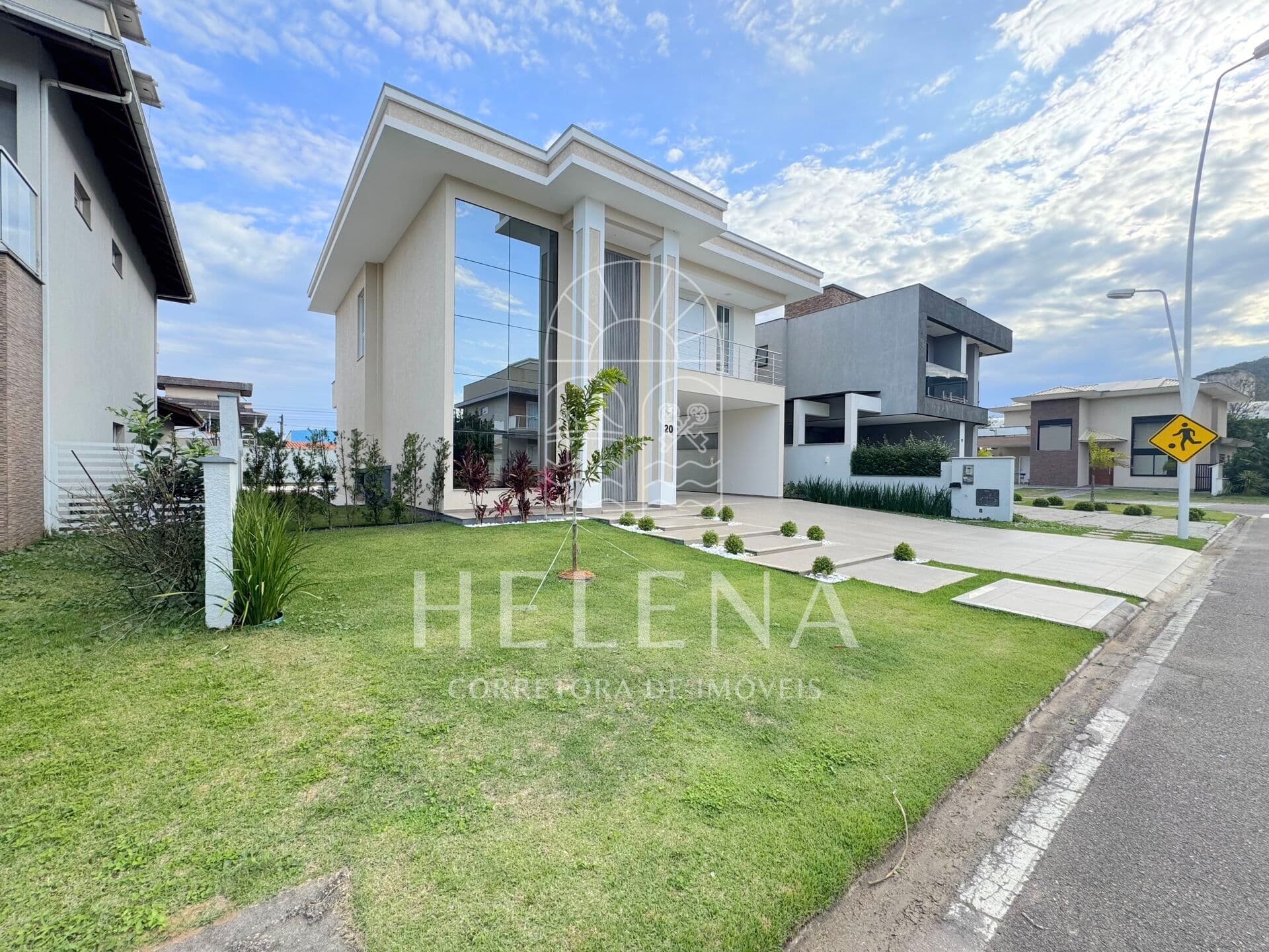 Casa semi mobiliada com 4 dormitórios e área de lazer completa no Norte da Ilha de Florianópolis