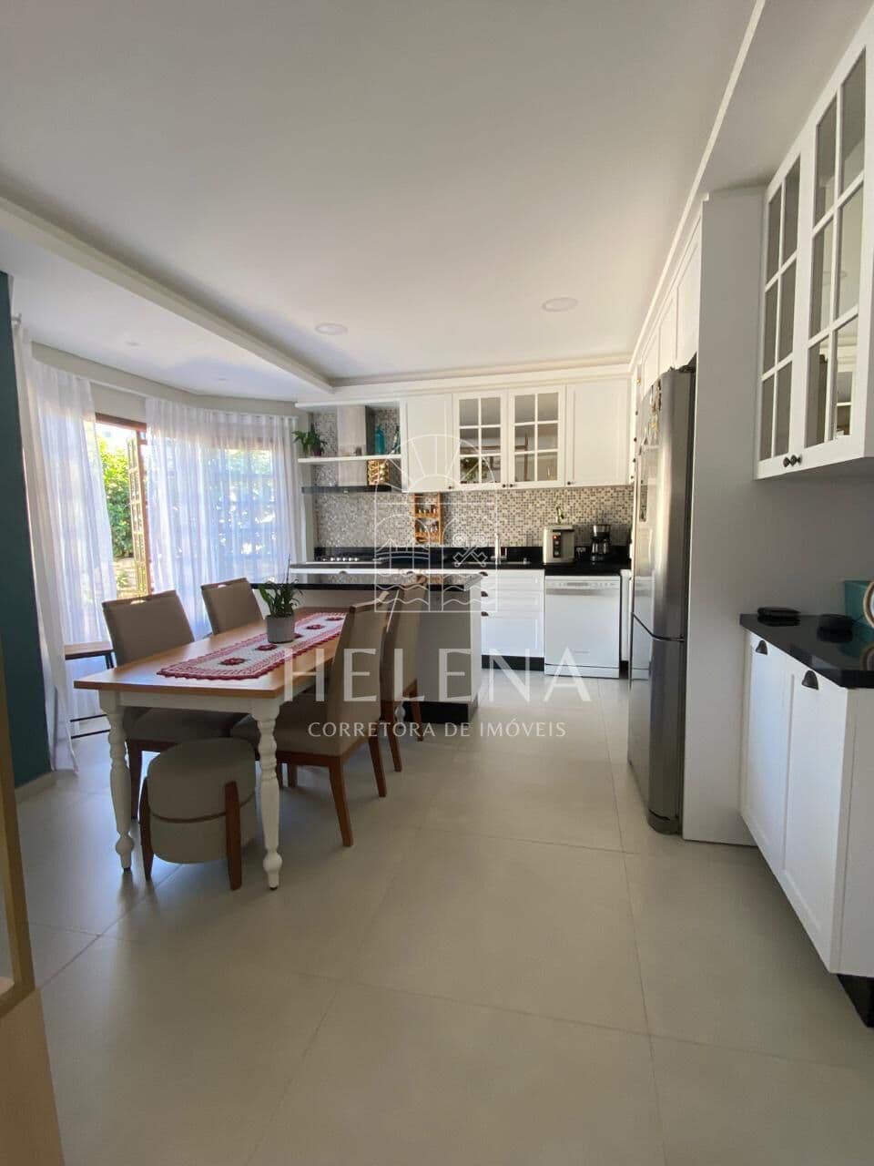Terreno com 2 Casas e Piscina nos Ingleses