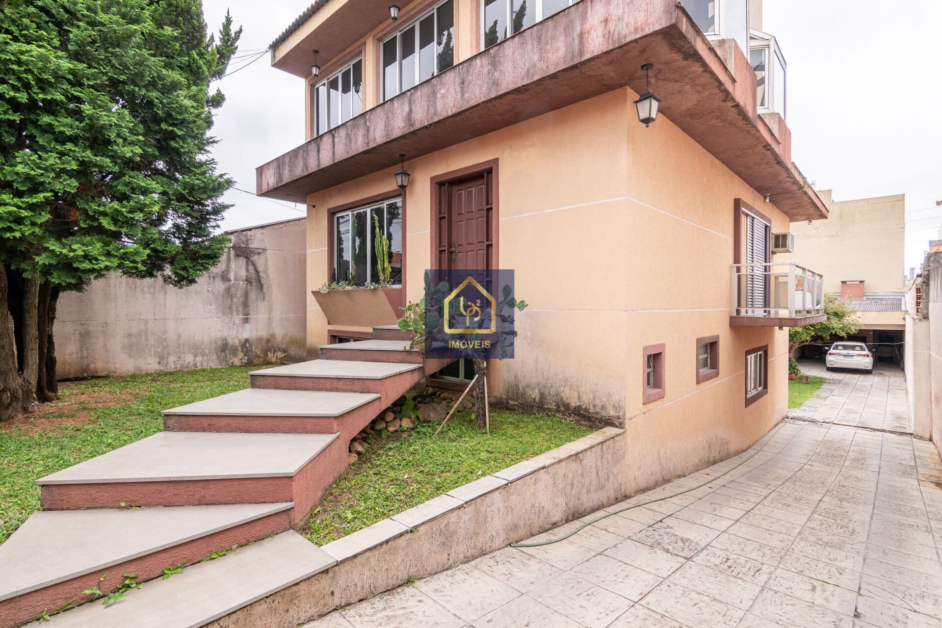 Casa com 4 dormitórios (1 suíte) à venda. São 320 m² privativos por R$ 1.416.000 no bairro Capão Raso em Curitiba/PR