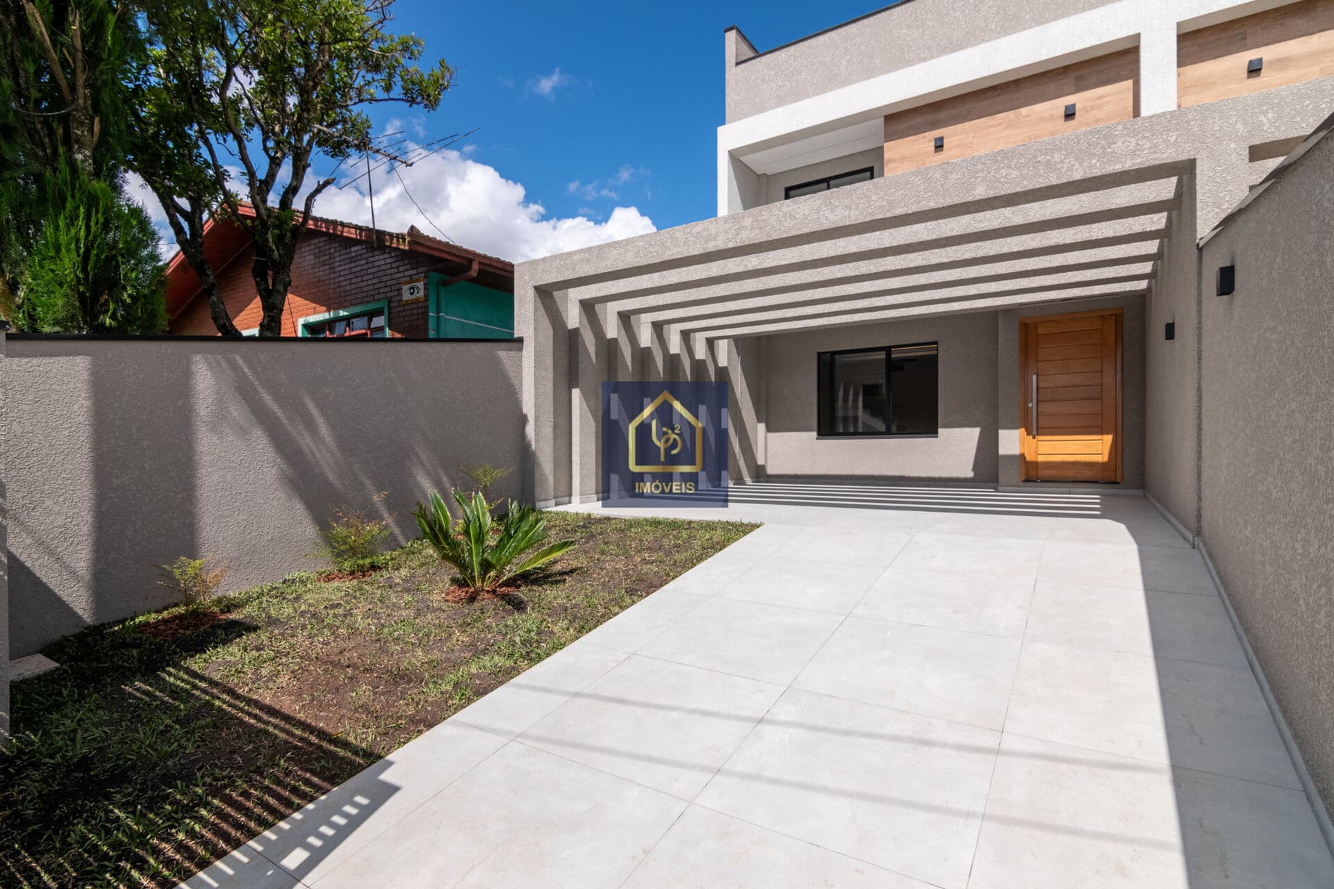 Sobrado Triplex com 3 dormitórios (1 suite) à venda. São 183 m² por R$ 1.225.000 no bairro Santa Quitéria em Curitiba/PR