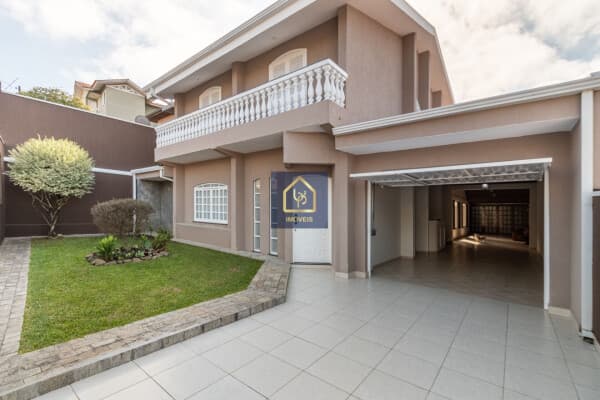 Casa com 3 dormitórios à venda. São 284,16 m² privativos por R$ 1.299.000 no bairro Tingui em Curitiba/PR