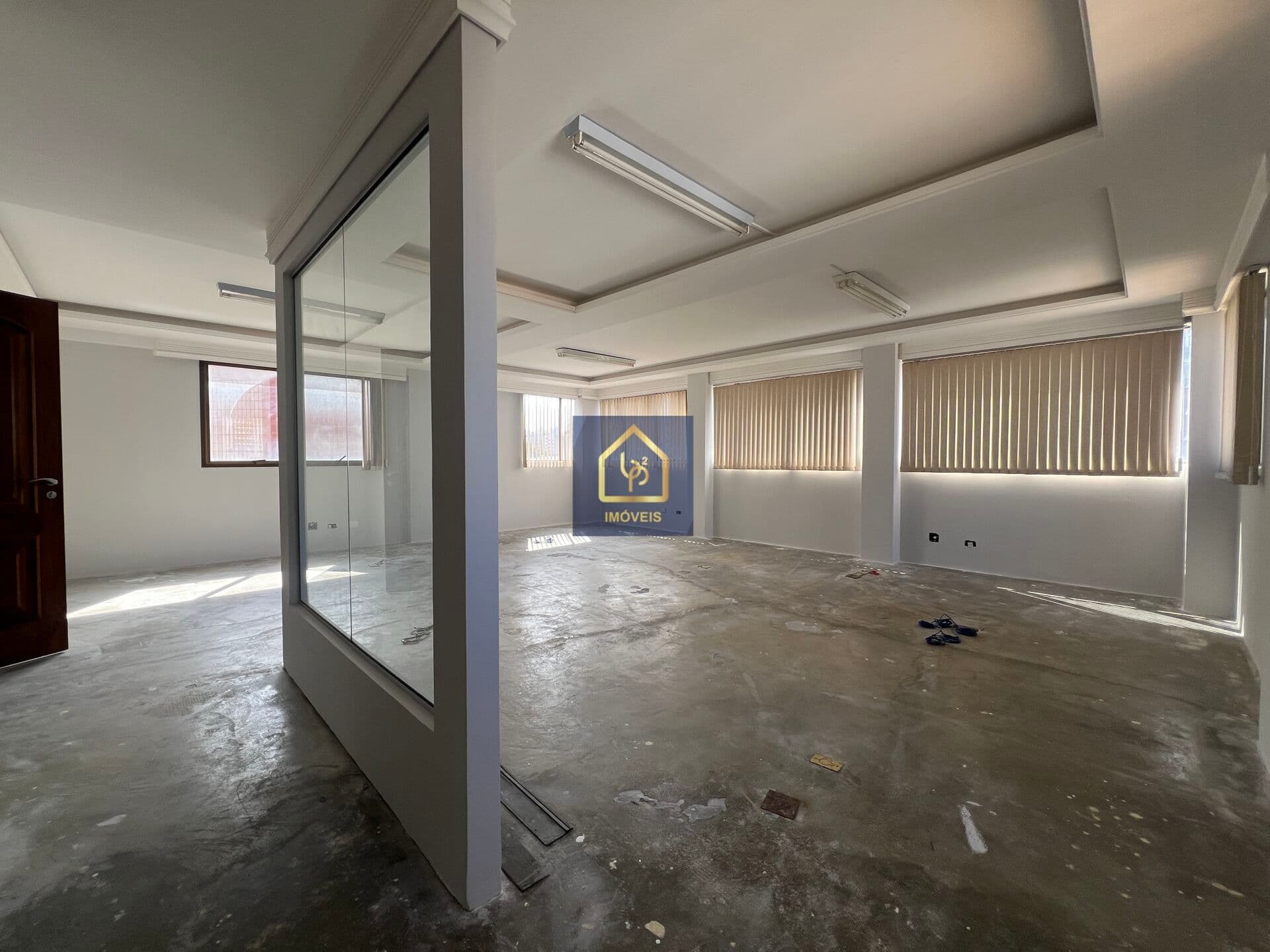 Sala Comercial p/ aluguel. São 65 m² privativos por R$ 4.500 fixos no bairro Centro Cívico em Curitiba/PR