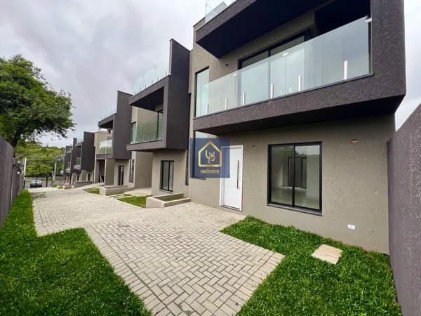 Sobrado Triplex com 3 dormitórios (2 suite) à venda. São 122 m² por R$ 750.000 no bairro Boqueirão em Curitiba/PR