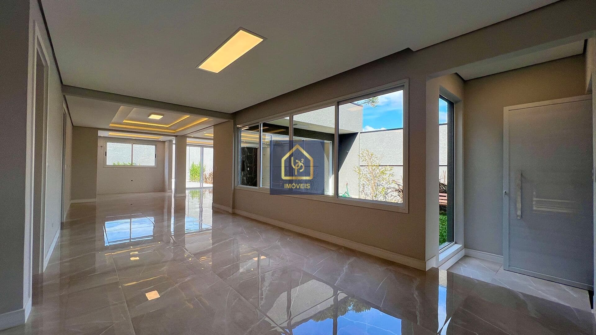 Casa Térrea Alto Padrão com 3 dormitórios à venda. São 284 m² privativos por R$ 2.690.000 no bairro Santo Inácio em Curitiba/PR