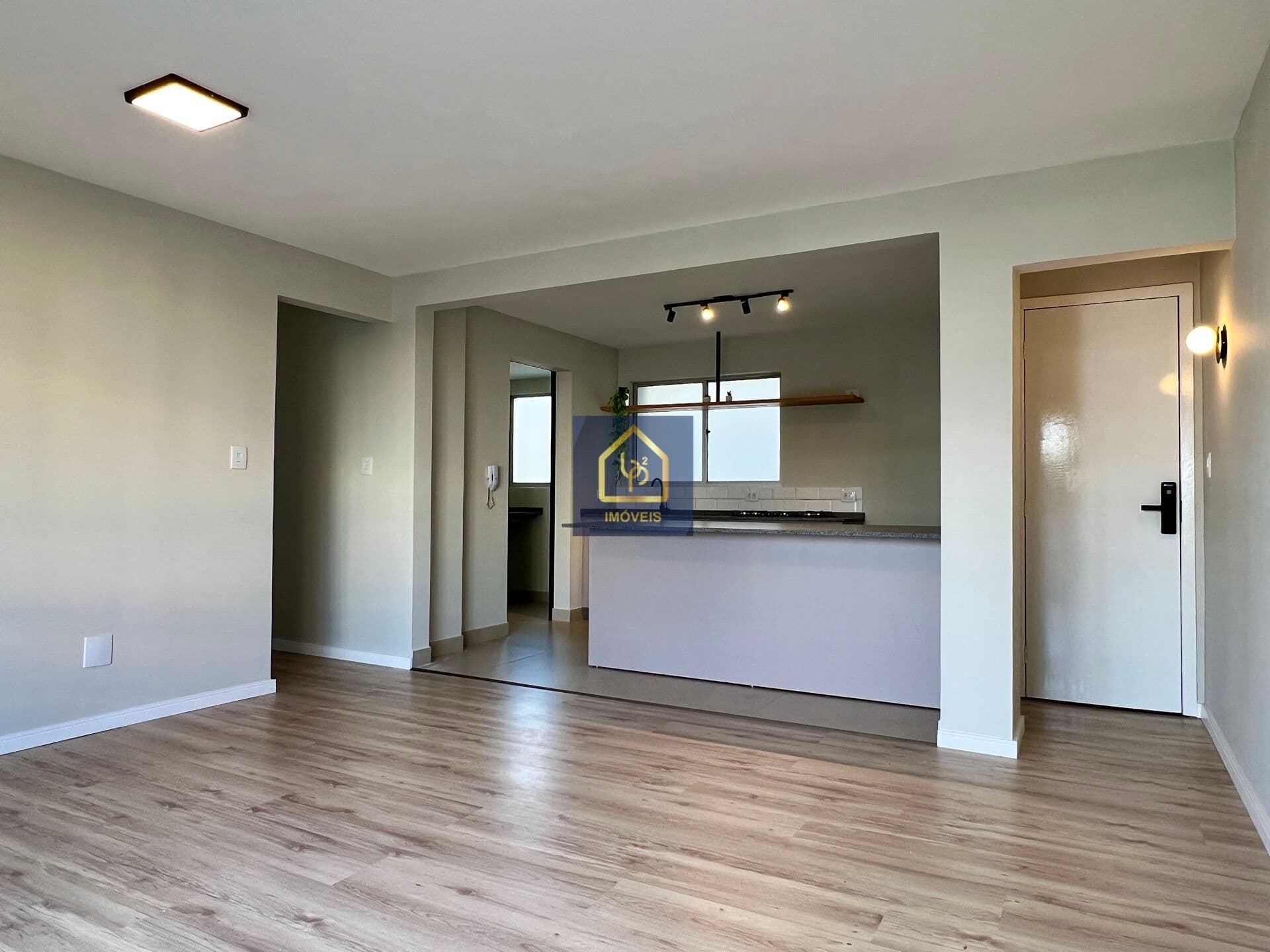 Apartamento Retrofit com 3 quartos (1 suíte) à venda. São 82,34m² por R$ 689.000 no bairro Ahú em Curitiba/PR