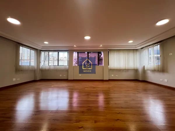 Sala Comercial p/ aluguel. São 65 m² privativos por R$ 3.500 fixos até dezembro/26 no bairro Centro Cívico em Curitiba/PR