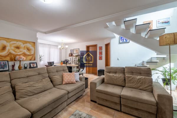 Casa com 3 dormitórios (1 suíte) à venda. São 350 m² privativos por R$ 1.990.000 no bairro Guaíra em Curitiba/PR
