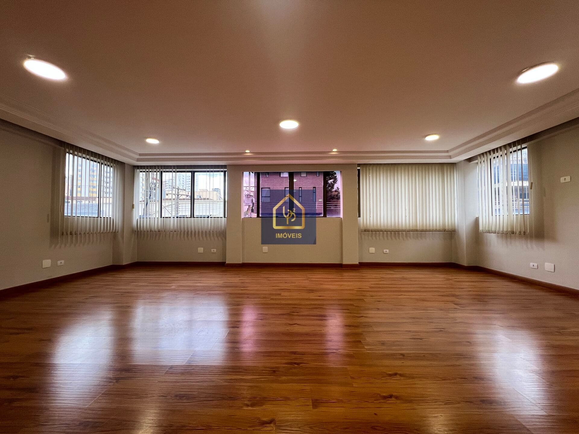 Sala Comercial p/ venda. São 65 m² privativos por R$ 449.000 no bairro Centro Cívico em Curitiba/PR