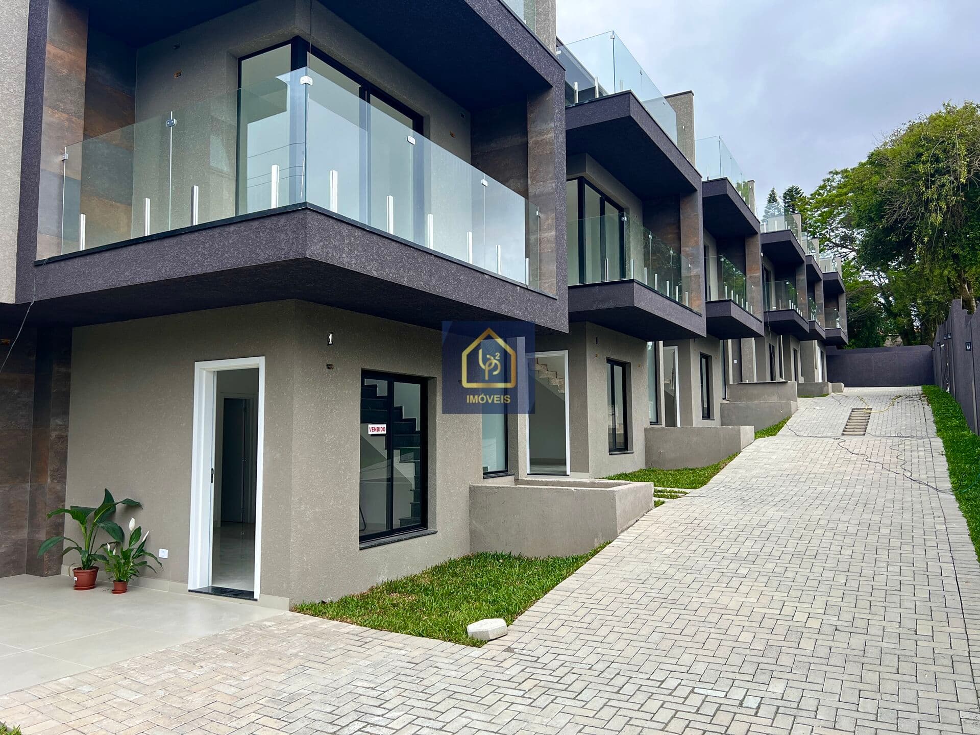Sobrado Triplex com 3 dormitórios (2 suite) à venda. São 115 m² por R$ 649.000 no bairro Boqueirão em Curitiba/PR