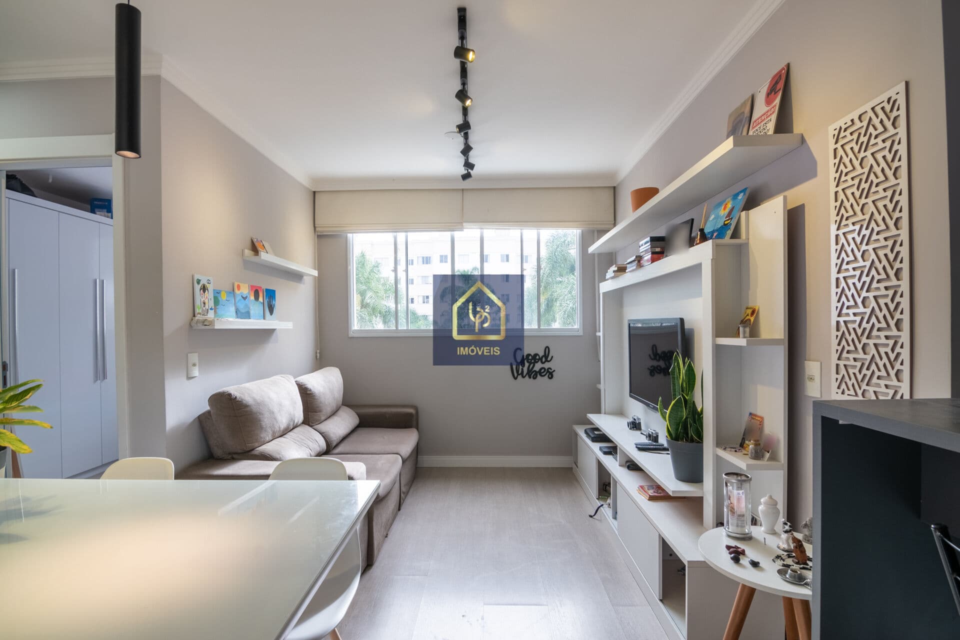 Apartamento mobiliado com 2 quartos (1 suíte) à venda. São 54,52m² por R$ 449.000 no bairro Cajuru em Curitiba/PR