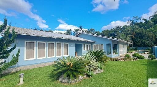 Exclusividade em Pirabeiraba: Residência Plana de 390m² em Terreno de 1.600m²