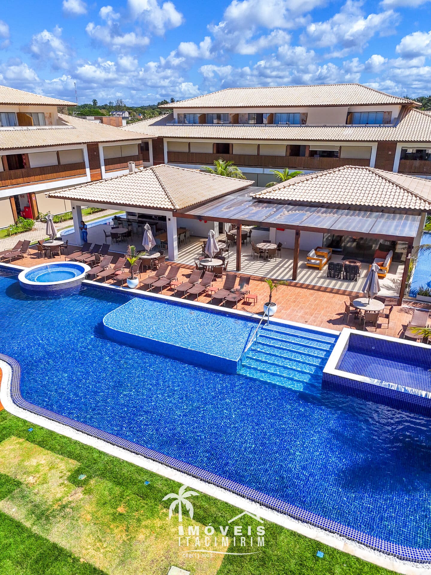 Apartamento 3 Suítes Térreo Condomínio Frente Mar em Itacimrim