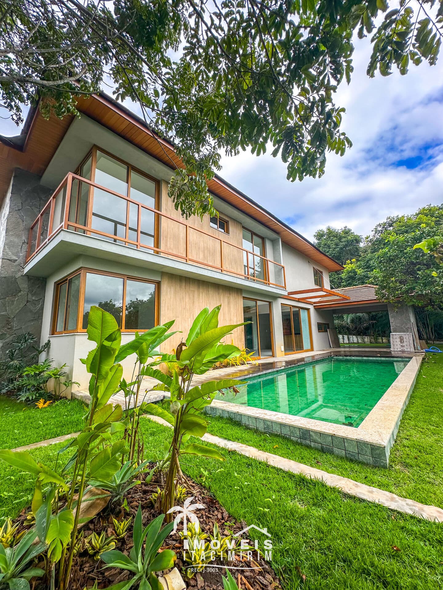 Casa à Venda em Praia do Forte – 4 Suítes, Piscina e Área Gourmet