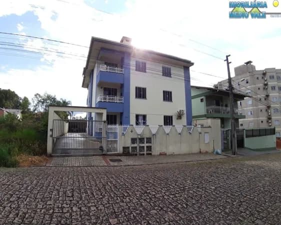 Apartamento no segundo andar de fundos para alugar.