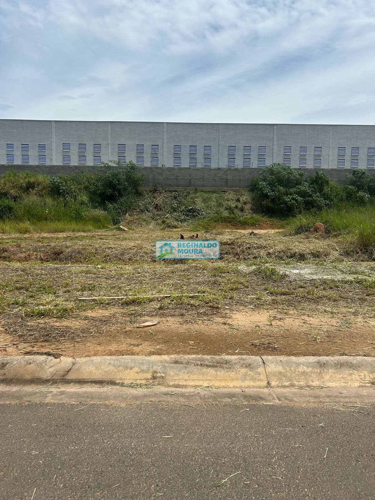 Terreno Comercial / Industrial -- R$400.000,00 - 500m2