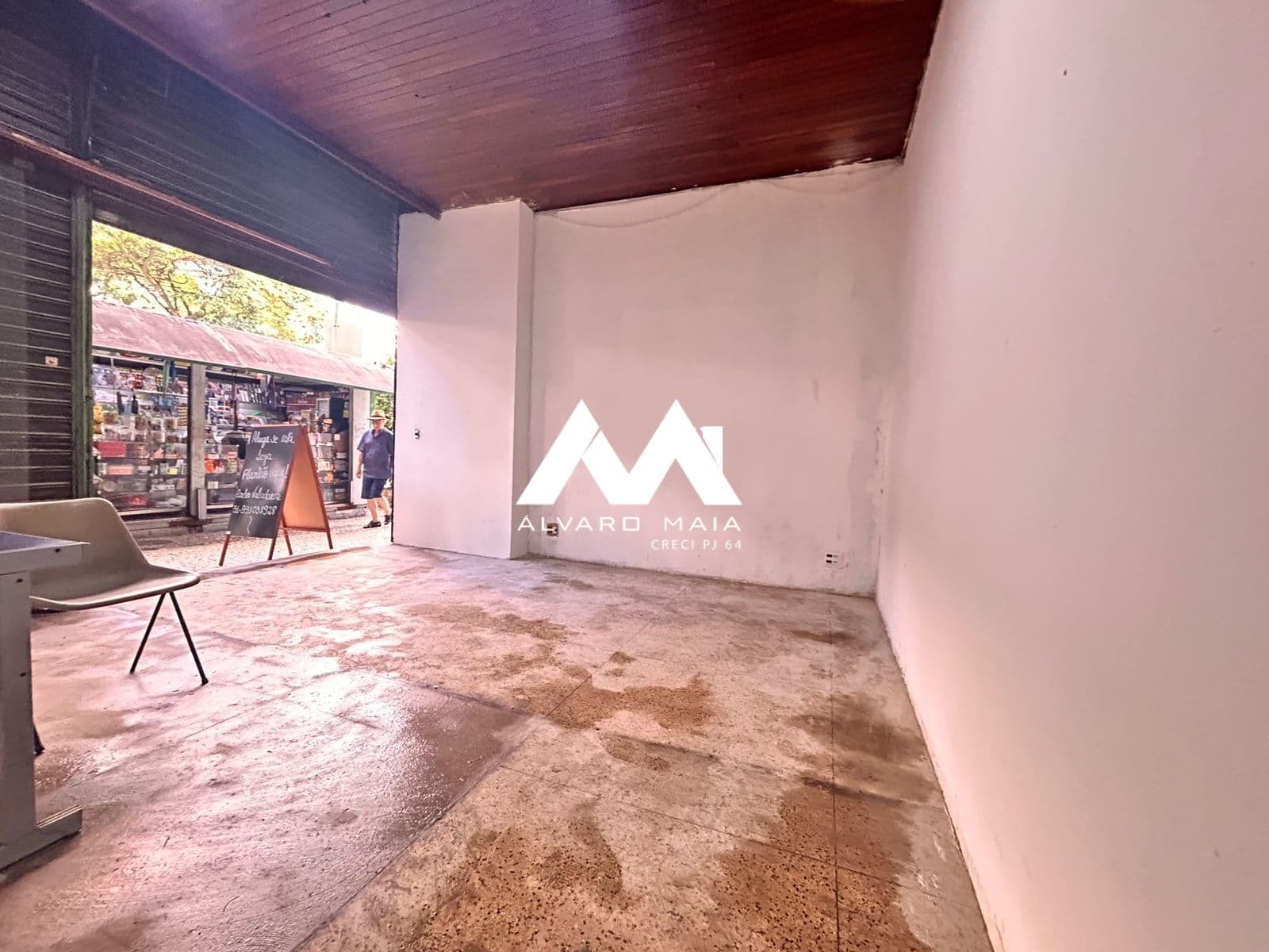 Loja para locação no Centro em frente a Feira Hippie.