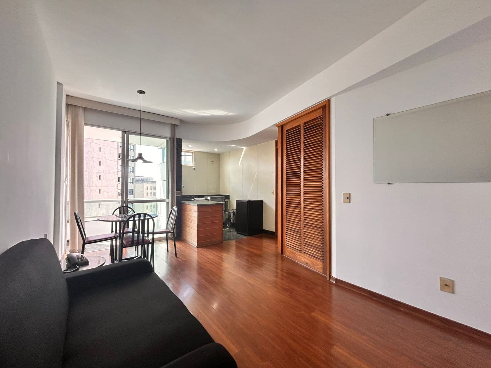 Apartamento de um quarto mobiliado no Lourdes próximo ao Minas Tênis Clube I.