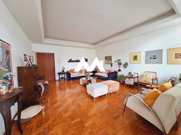 Casa Duplex com 7 quartos para locação no Serra próximo da Praça Milton Campos.