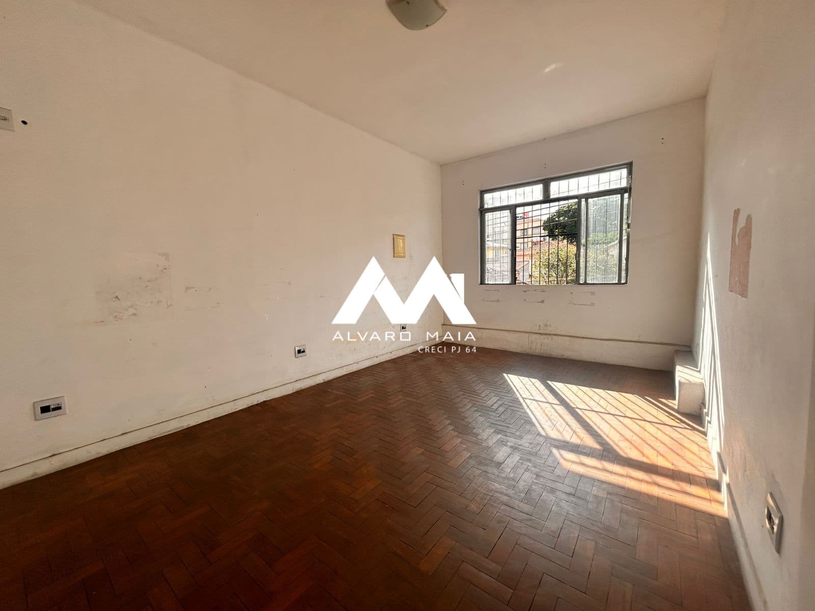 Casa comercial de 2 quartos para locação no Floresta próximo da Área Hospitalar.