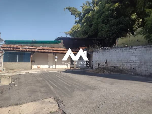 Lote com escritório para locação no João Pinheiro!