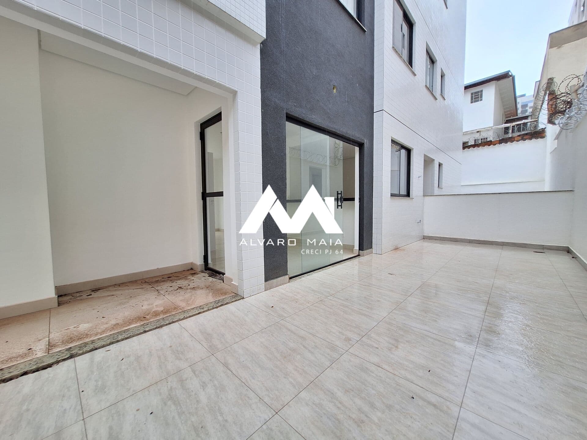 APARTAMENTO ÁREA PRIVATIVA - novo com armários- 3 quartos 1 suíte -2 vagas e varanda - Ao lado do Pátio Savassi