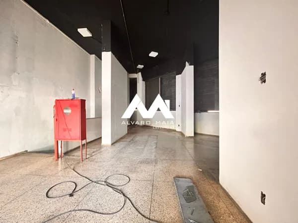 Loja para locação no Centro de esquina em frente a Feira Hippie.