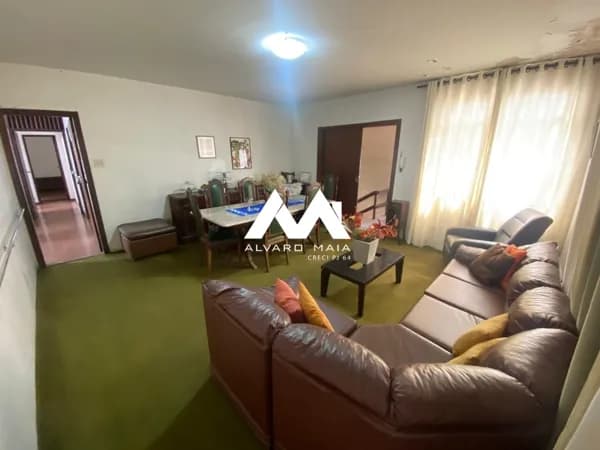 Casa com 4 Quartos e 3 banheiros à Venda, 241 m² por R$ 1.900.000