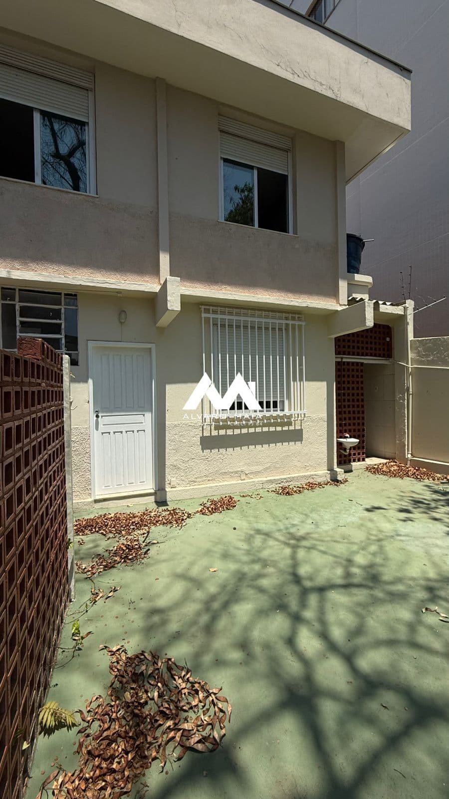 Casa com dois quartos e vaga de garagem para locação no Santo Antonio