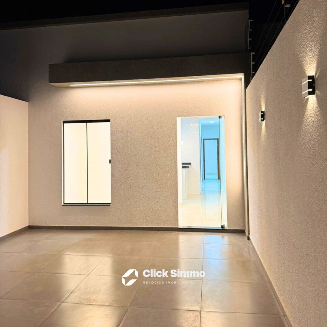 Casa de 2/4 com 2 vagas de garagem e quintal
