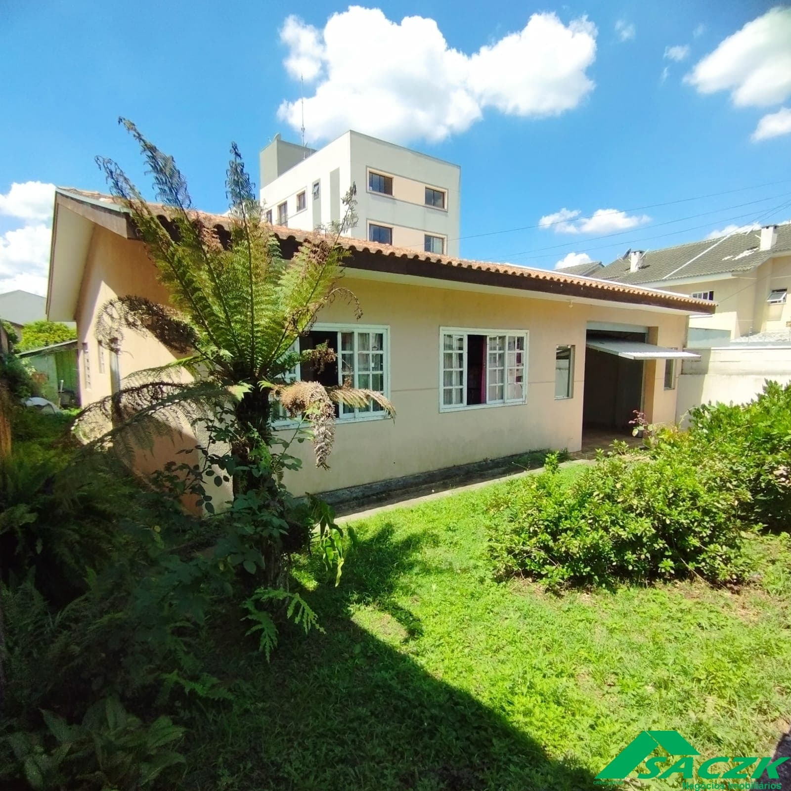 Casa Usada em Alvenaria mais duas casas de madeira