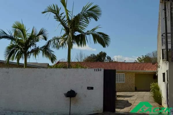 Casa com amplo terreno