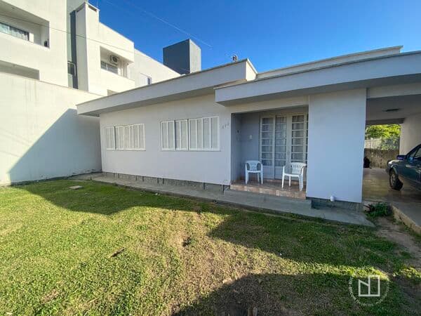 Casa com potencial de ponto comercial ou para edificaçōes