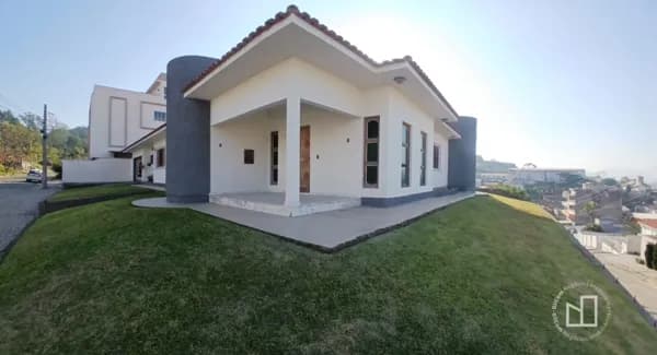 Casa à venda no bairro Oficinas, em Tubarão/SC.