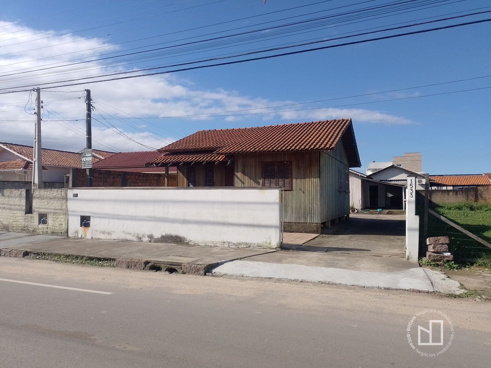 Terreno com 02 casas construídas em Oficinas