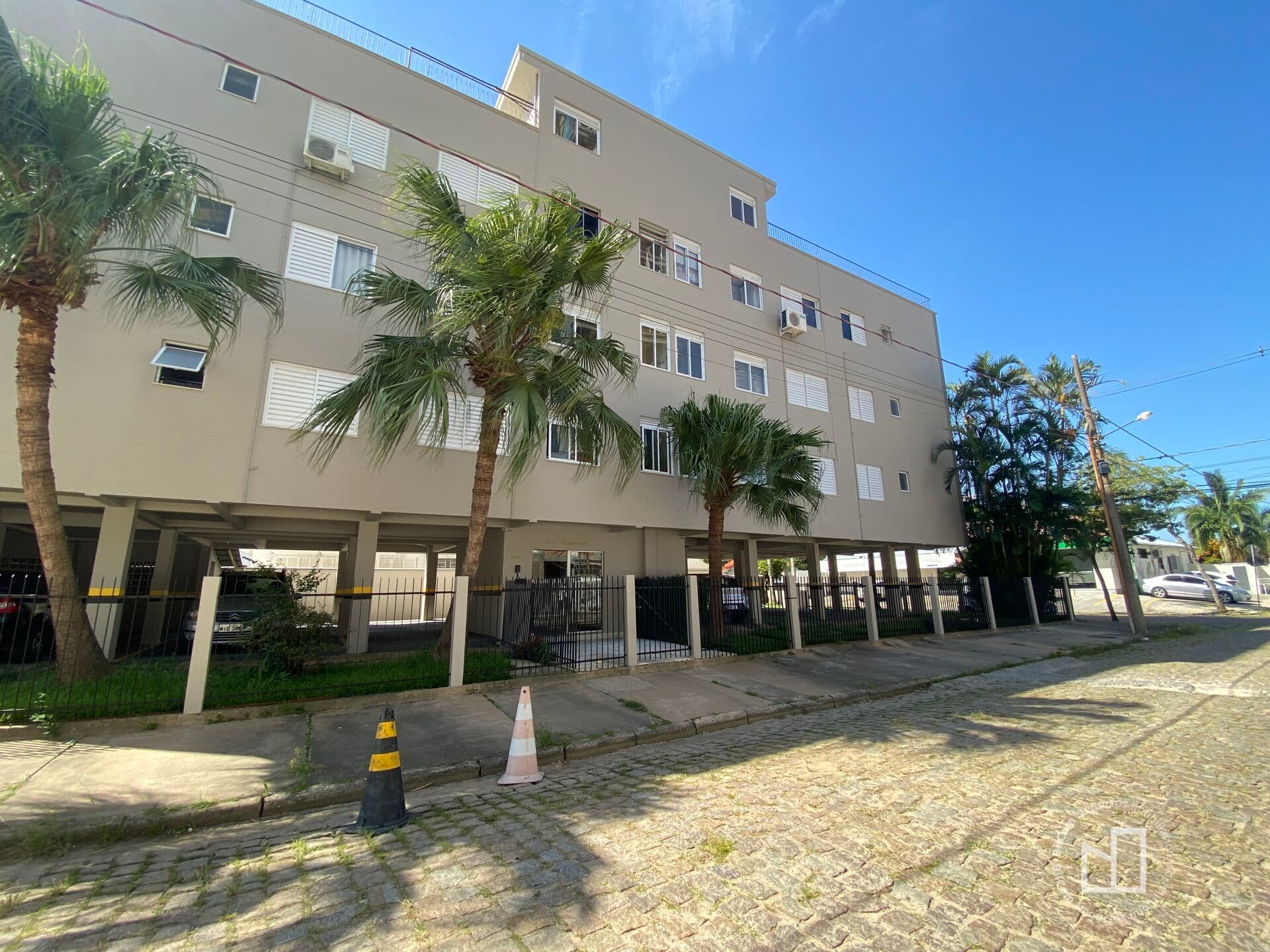 Apartamento com 02 dormitórios em Vila Moema, Tubarão/SC
