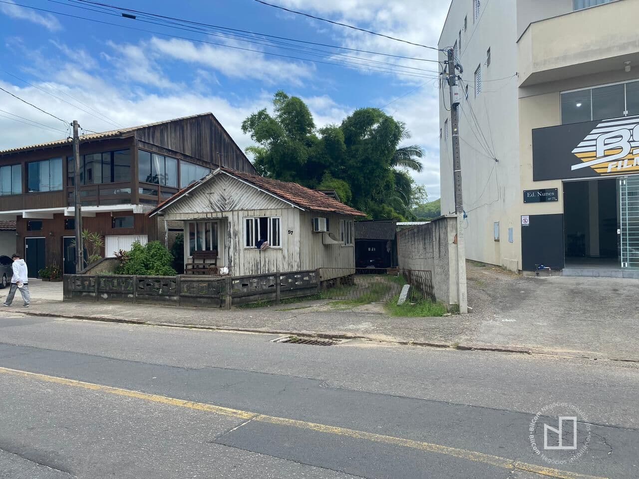 Terreno com potencial para ponto comercial, Bairro Morrotes