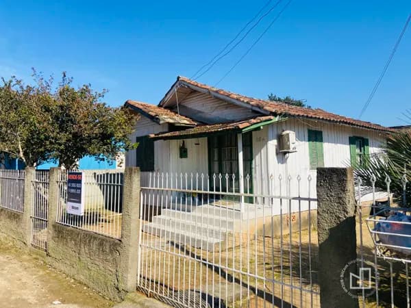 Terreno com edificação em madeira, bairro São Clemente