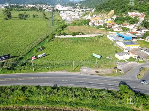 Terreno a venda em Tubarão de frente para a Rodovia 370 - Ideal para empresas e galpão